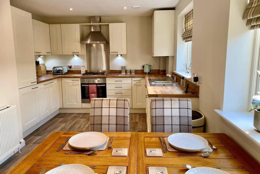 Beautiful 2 Bedroom, 2 Bathroom Flat With Parking. Pitlochry Eksteriør billede