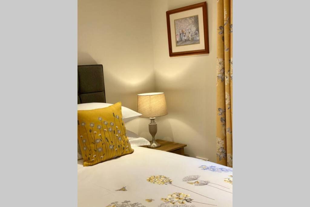 Beautiful 2 Bedroom, 2 Bathroom Flat With Parking. Pitlochry Eksteriør billede