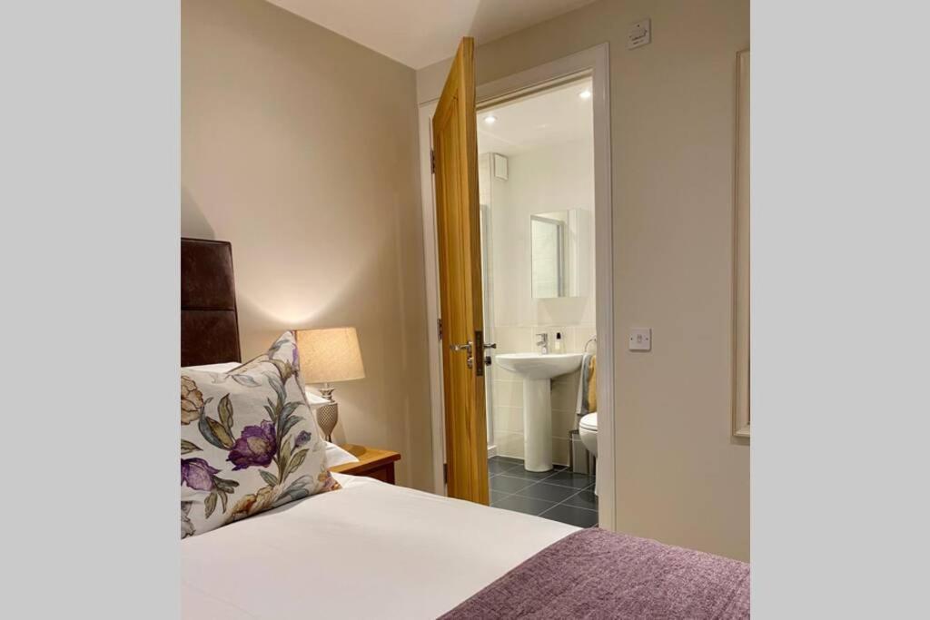 Beautiful 2 Bedroom, 2 Bathroom Flat With Parking. Pitlochry Eksteriør billede