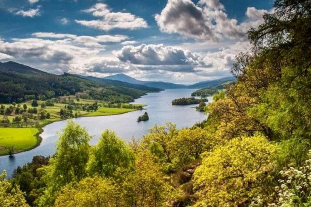 Beautiful 2 Bedroom, 2 Bathroom Flat With Parking. Pitlochry Eksteriør billede
