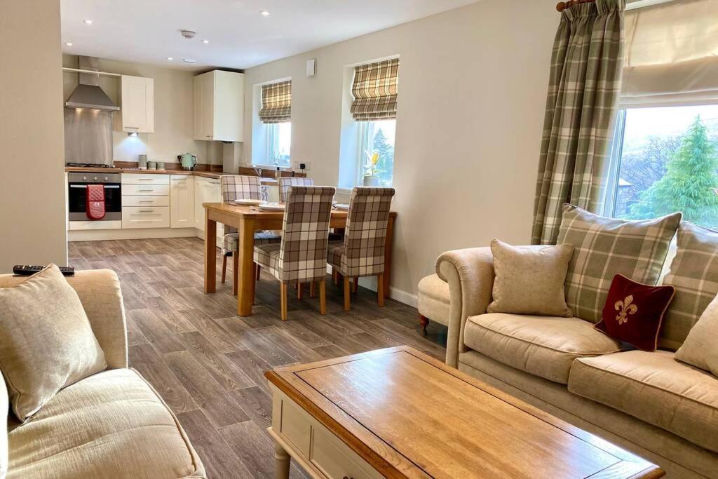 Beautiful 2 Bedroom, 2 Bathroom Flat With Parking. Pitlochry Eksteriør billede